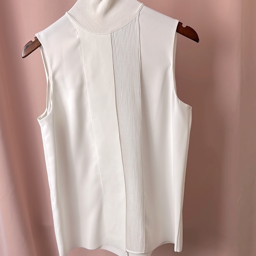 VINCE
White Pleated‎ Front Turtleneck Blouse Sz S